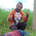 Homem que fez foto ao lado do corpo do irmão diz que era pra ‘guardar de lembrança’
