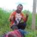 Homem que fez foto ao lado do corpo do irmão assassinado pode responder por apologia ao crime