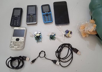 Criminosos jogam vasilhas de água sanitária com celulares para dentro do presídio