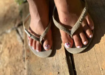 Menina de 9 anos, que nunca teve sapatos, ganha dia de pedicure e calçados novos
