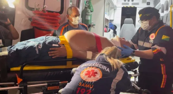 Embriagado, ciclista é atropelado por moto na Via Chico Mendes