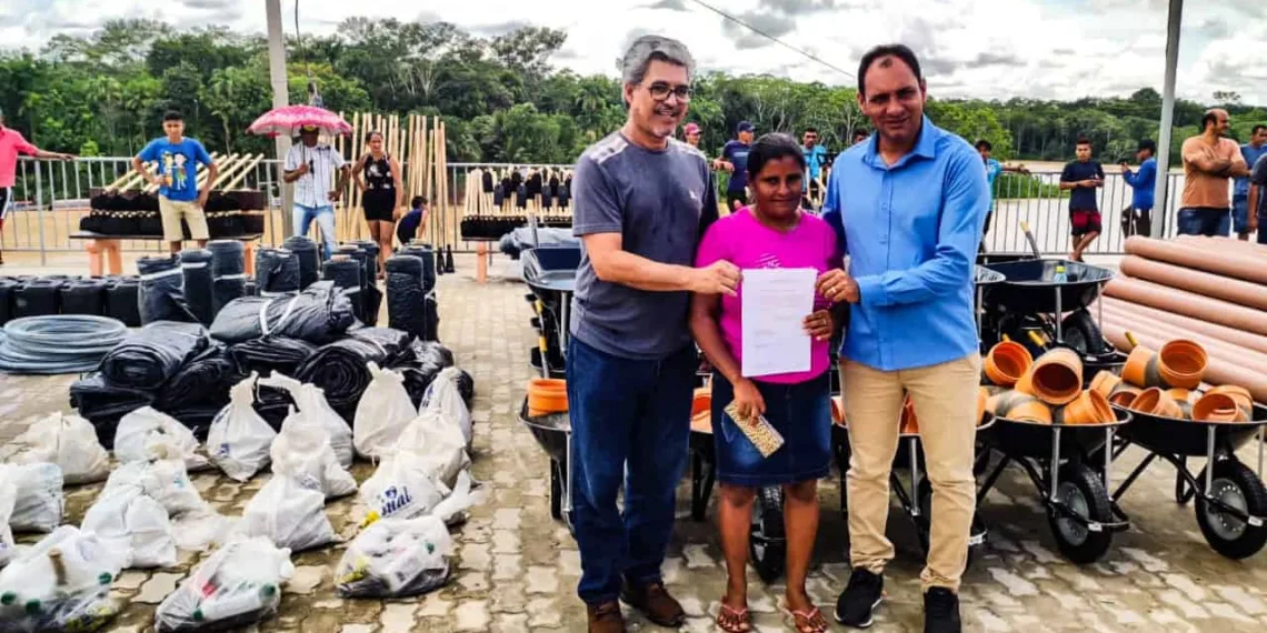 Edvaldo Magalhães participa da entrega de kits para construção de açudes em Marechal Thaumaturgo