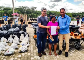 Edvaldo Magalhães participa da entrega de kits para construção de açudes em Marechal Thaumaturgo