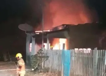 VÍDEO: Criminosos invadem e incendeiam casa na Baixada da Sobral
