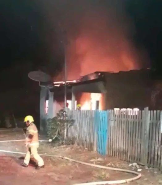 VÍDEO: Criminosos invadem e incendeiam casa na Baixada da Sobral