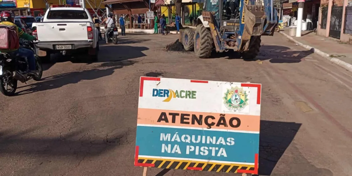 Com um cronograma de manutenções permanente para as estradas estaduais no período invernoso, o Deracre segue com o monitoramento das condições de trafegabilidade das rodovias estaduais e promovendo ações emergenciais. Foto: Assessoria