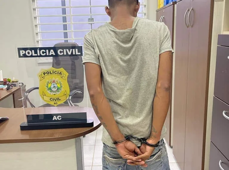 Jovem de 22 anos acusado de incendiar casas é preso no Acre