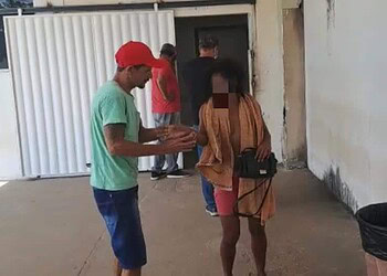 Mulher é agredida com pedaço de garrafa de vidro, após descobrir que marido foi pra motel com vizinhas