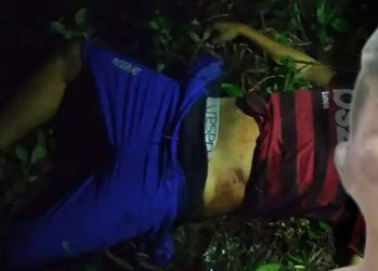 Wellington estaria na rua, sentado em um banco, quando dois homens em uma motocicleta se aproximaram e efetuaram vários tiros, um deles na cabeça do jovem