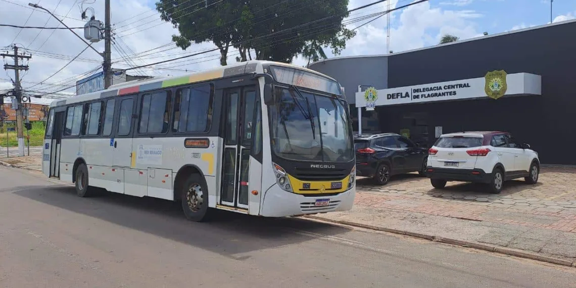 Bandidos se disfarçam de passageiros, rendem motorista e realizam assalto em ônibus da capital