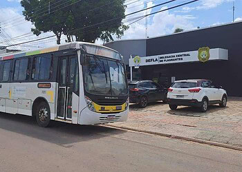Bandidos se disfarçam de passageiros, rendem motorista e realizam assalto em ônibus da capital