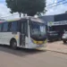 Bandidos se disfarçam de passageiros, rendem motorista e realizam assalto em ônibus da capital