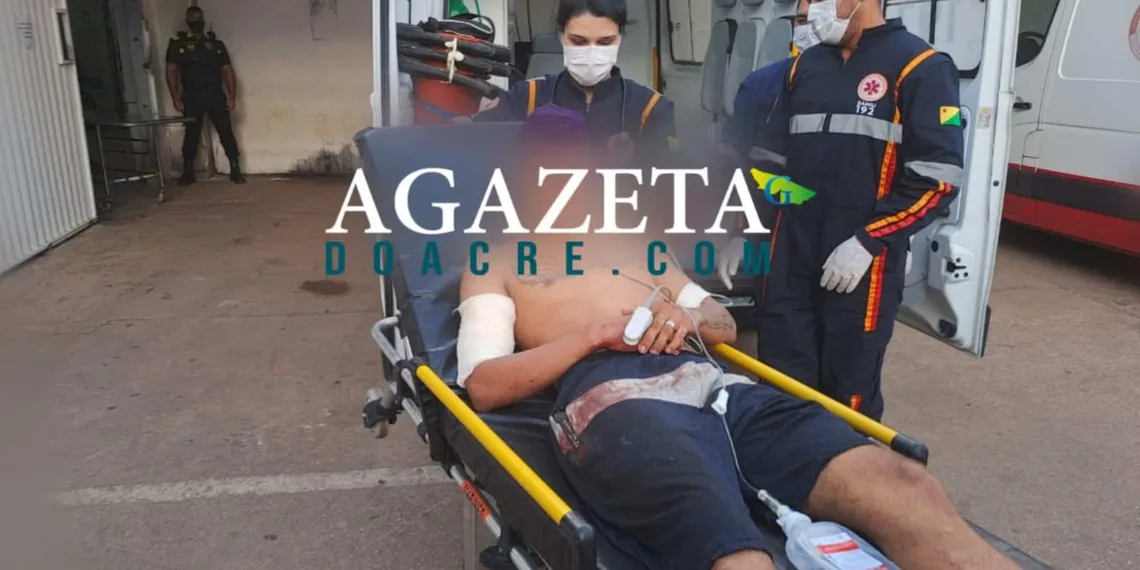 Homens armados entram atirando em bar e três adolescentes ficam feridos