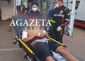 Homens armados entram atirando em bar e três adolescentes ficam feridos