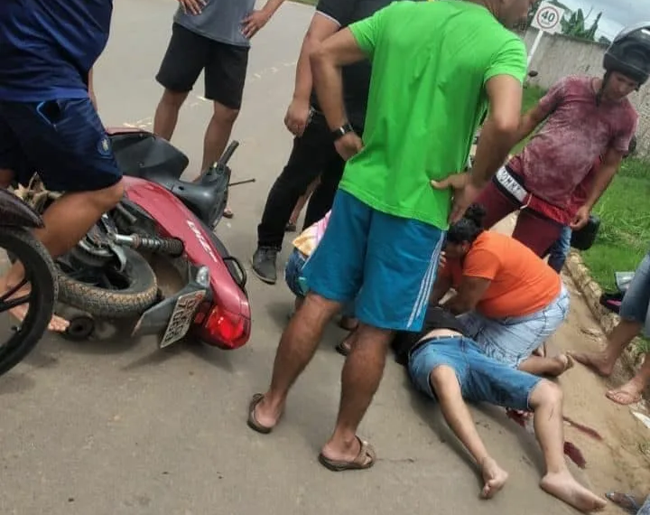 Colisão entre veículos deixa motociclista gravemente ferido