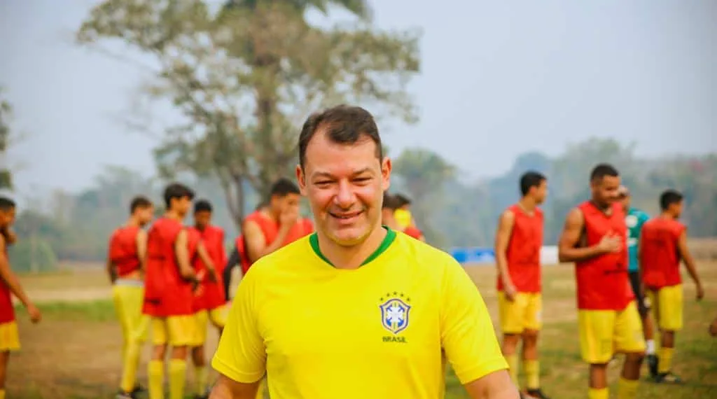 Time do Andirá recebe equipamentos esportivos fruto de emenda de Roberto Duarte