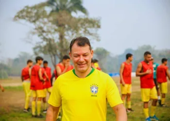 Time do Andirá recebe equipamentos esportivos fruto de emenda de Roberto Duarte