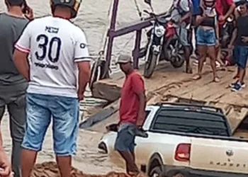 Carro cai no Rio Juruá após tentar subir na balsa que atravessa de Cruzeiro do Sul para Rodrigues Alves; veja vídeo