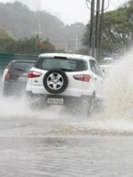 Para-dirigir-na-chuva-é-importante-diminuir-a-velocidade-Foto-internet