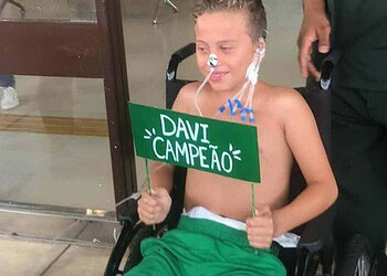 'Davi é um milagre', diz mãe de menino que passou 18 dias internado com meningite em Rio Branco após ele receber alta