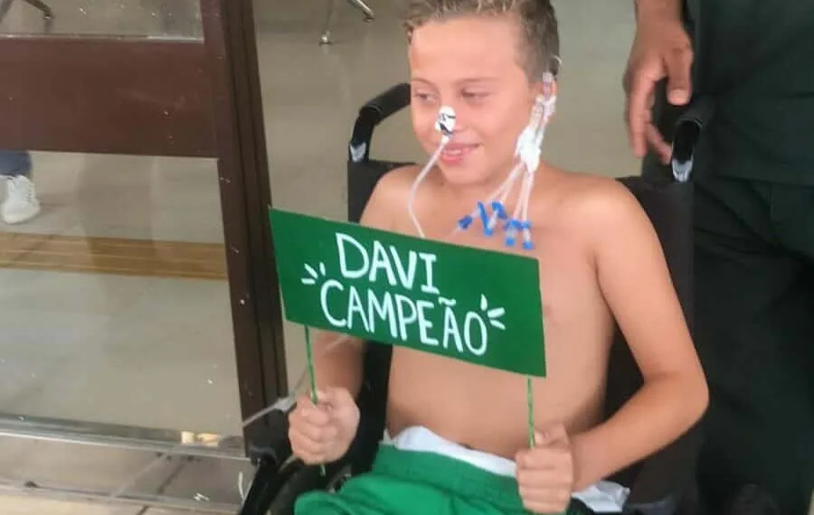'Davi é um milagre', diz mãe de menino que passou 18 dias internado com meningite em Rio Branco após ele receber alta