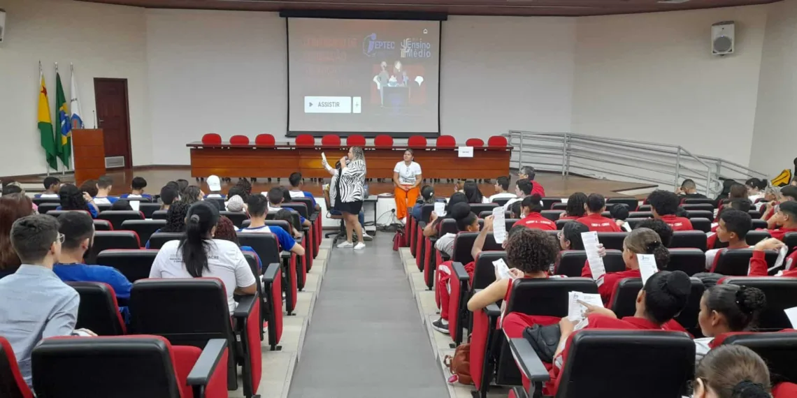 Alunos conhecem trilhas e cursos disponíveis. Foto: Assessoria Ieptec