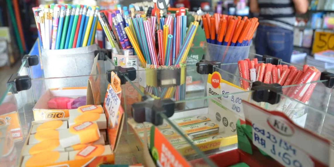 Mesmo com reajuste no preço do material escolar, comerciantes estão otimistas com vendas em 2023