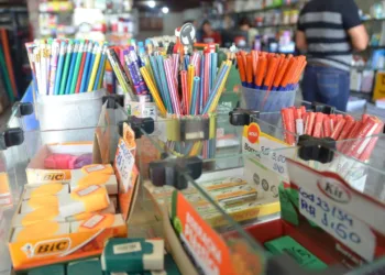 Mesmo com reajuste no preço do material escolar, comerciantes estão otimistas com vendas em 2023