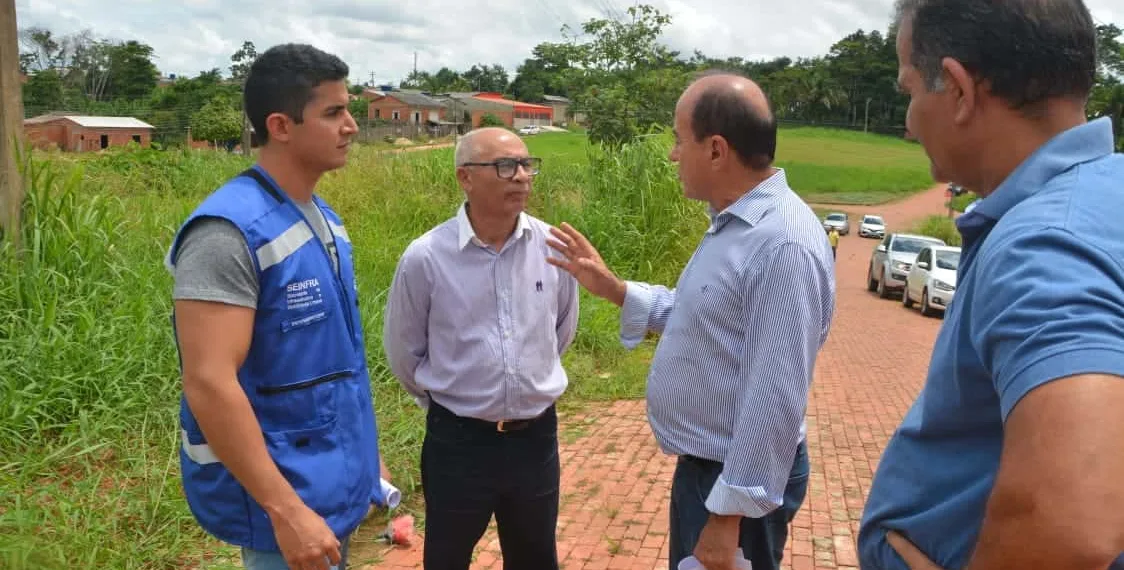 Bocalom visita área onde serão construídas unidades habitacionais do Programa Minha Dignidade