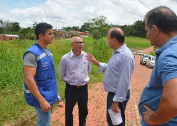 Bocalom visita área onde serão construídas unidades habitacionais do Programa Minha Dignidade