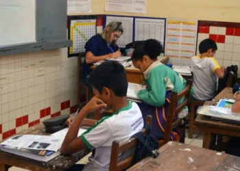 No Acre, 75% dos professores da rede estadual de ensino são temporários, aponta estudo