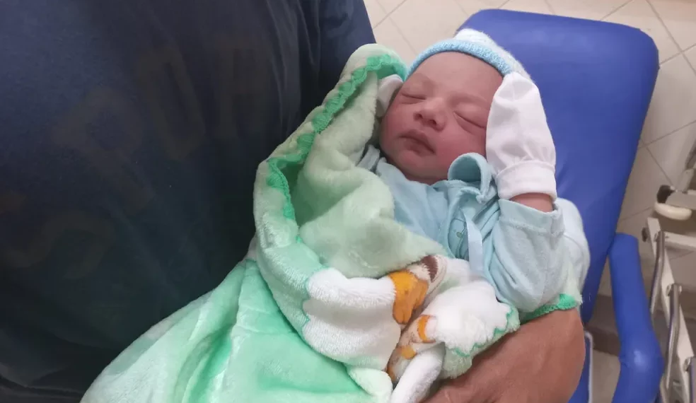 Weslley nasceu às 5h29 do domingo, 1 (Foto: Pâmela Celina/CBN Amazônia)