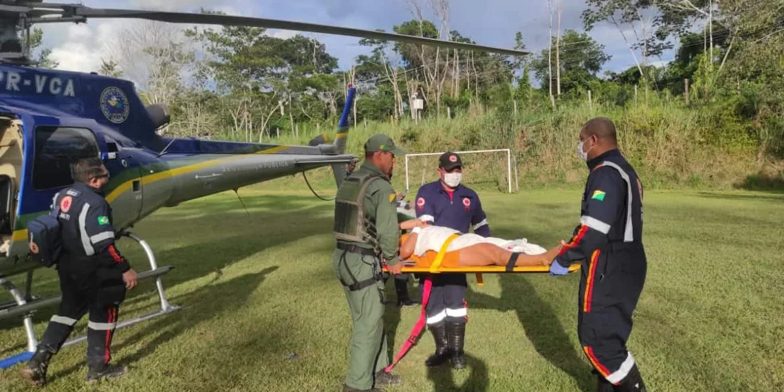 Mãe e bebê indígenas são resgatados de avião em aldeia no Acre