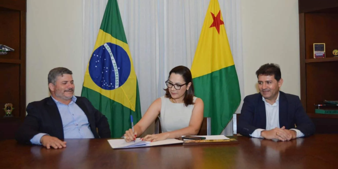 Vice-governadora Mailza assina documento que autoriza início das obras ao lado do prefeito, Sérgio Lopes, e do presidente do Imac, André Hassem. Foto: Felipe Freire/Secom