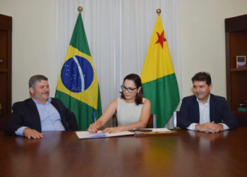 Vice-governadora Mailza assina documento que autoriza início das obras ao lado do prefeito, Sérgio Lopes, e do presidente do Imac, André Hassem. Foto: Felipe Freire/Secom