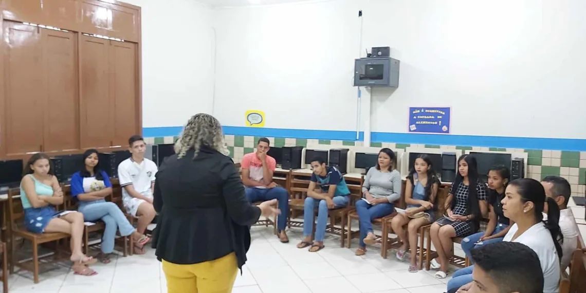 Os estudantes da Escola Argentina Pereira Feitosa, em Capixaba, ficaram empolgados com a oportunidade de fazer cursos técnicos em áreas como administração e veterinária. Foto: Assessoria Ieptec