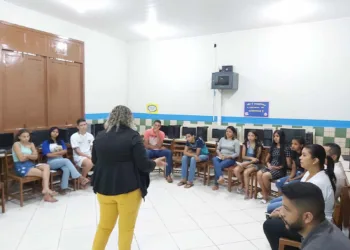 Os estudantes da Escola Argentina Pereira Feitosa, em Capixaba, ficaram empolgados com a oportunidade de fazer cursos técnicos em áreas como administração e veterinária. Foto: Assessoria Ieptec