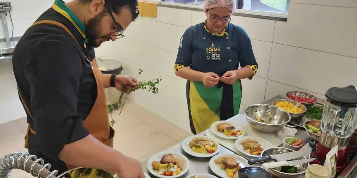 Os chefes com a “mão na massa” durante a criação do prato inédito que, ao final do preparo, foi degustado pelos presentes. Foto: Assessoria Ieptec.
