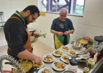 Os chefes com a “mão na massa” durante a criação do prato inédito que, ao final do preparo, foi degustado pelos presentes. Foto: Assessoria Ieptec.