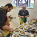 Os chefes com a “mão na massa” durante a criação do prato inédito que, ao final do preparo, foi degustado pelos presentes. Foto: Assessoria Ieptec.