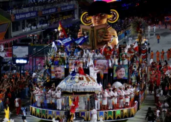 Escola que homenageou Chico Mendes vence a Série Ouro e volta ao Grupo Especial do Carnaval