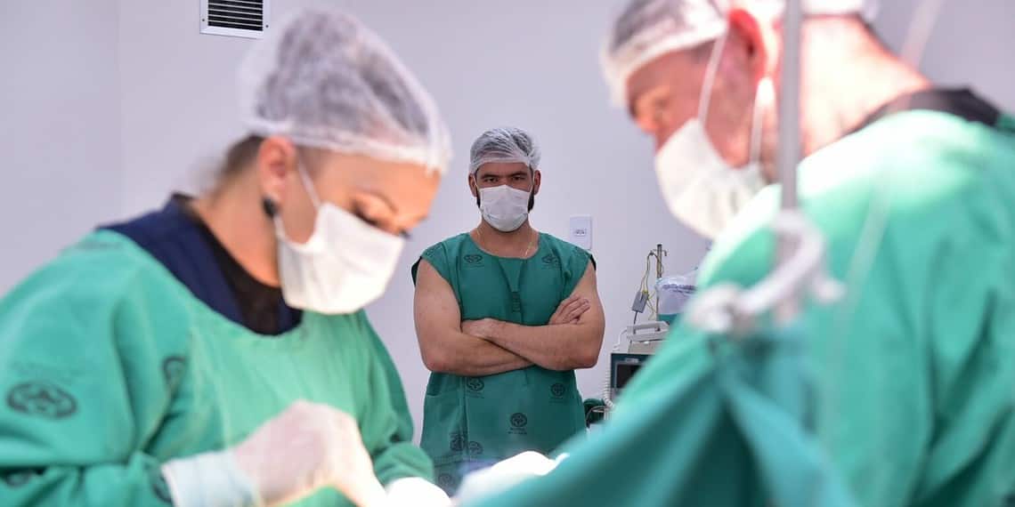 O secretário de saúde, Pedro Pascoal, acompanhou de perto os procedimentos cirúrgicos realizados em Brasileia. Foto: Júnior Aguiar/Sesacre.