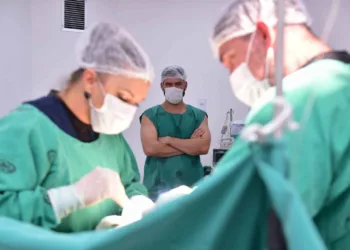 O secretário de saúde, Pedro Pascoal, acompanhou de perto os procedimentos cirúrgicos realizados em Brasileia. Foto: Júnior Aguiar/Sesacre.