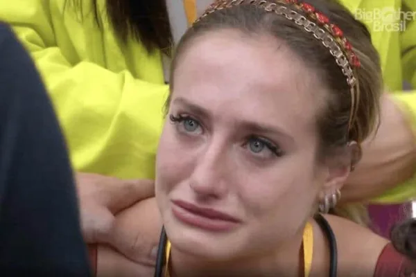 BBB23: Bruna Griphao chora após ser acusada de jogar absorvente sujo de sangue no chão do banheiro