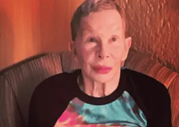 Após se recuperar de câncer no pulmão, Rita Lee reaparece em foto publicada pelo marido