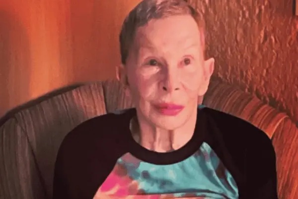 Após se recuperar de câncer no pulmão, Rita Lee reaparece em foto publicada pelo marido