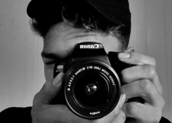 O jovem fotógrafo disse escolher o curso por ter afinidade com artes visuais, e que esse nicho de mercado tem possibilitado uma geração de renda para ele e sua família. Foto: cedida