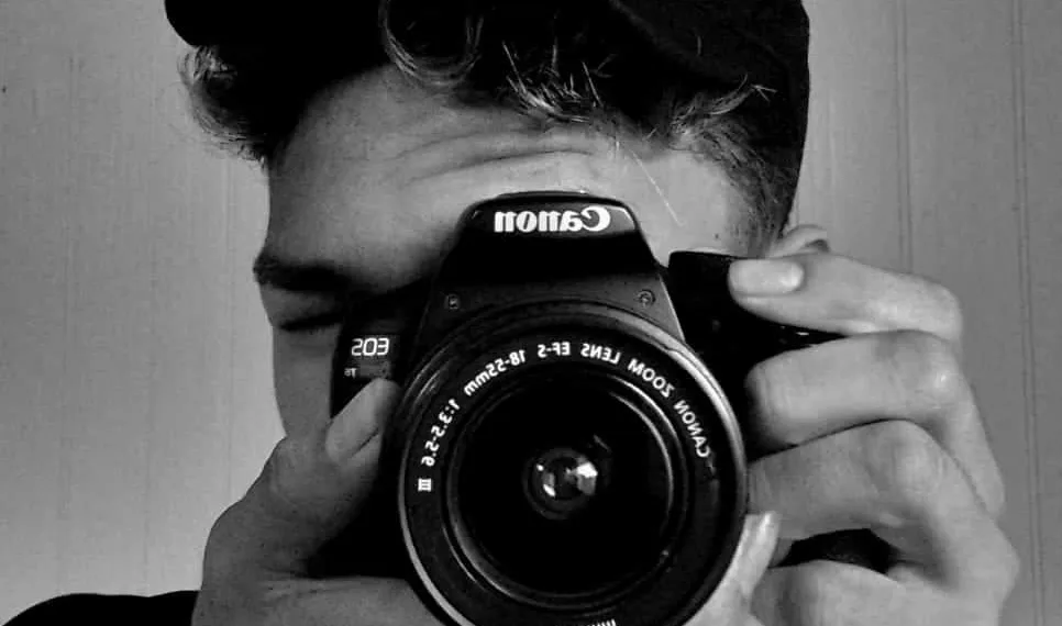 O jovem fotógrafo disse escolher o curso por ter afinidade com artes visuais, e que esse nicho de mercado tem possibilitado uma geração de renda para ele e sua família. Foto: cedida