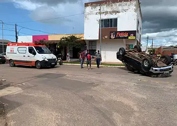 Caminhonete capota com idoso e criança no Manoel Julião