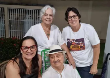 O poeta e escritor Mauro Modesto comemorou seus 80 anos cercado de familiares e amigos